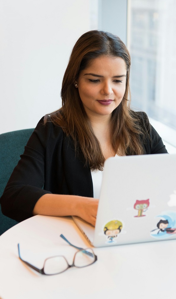 vrouw laptop